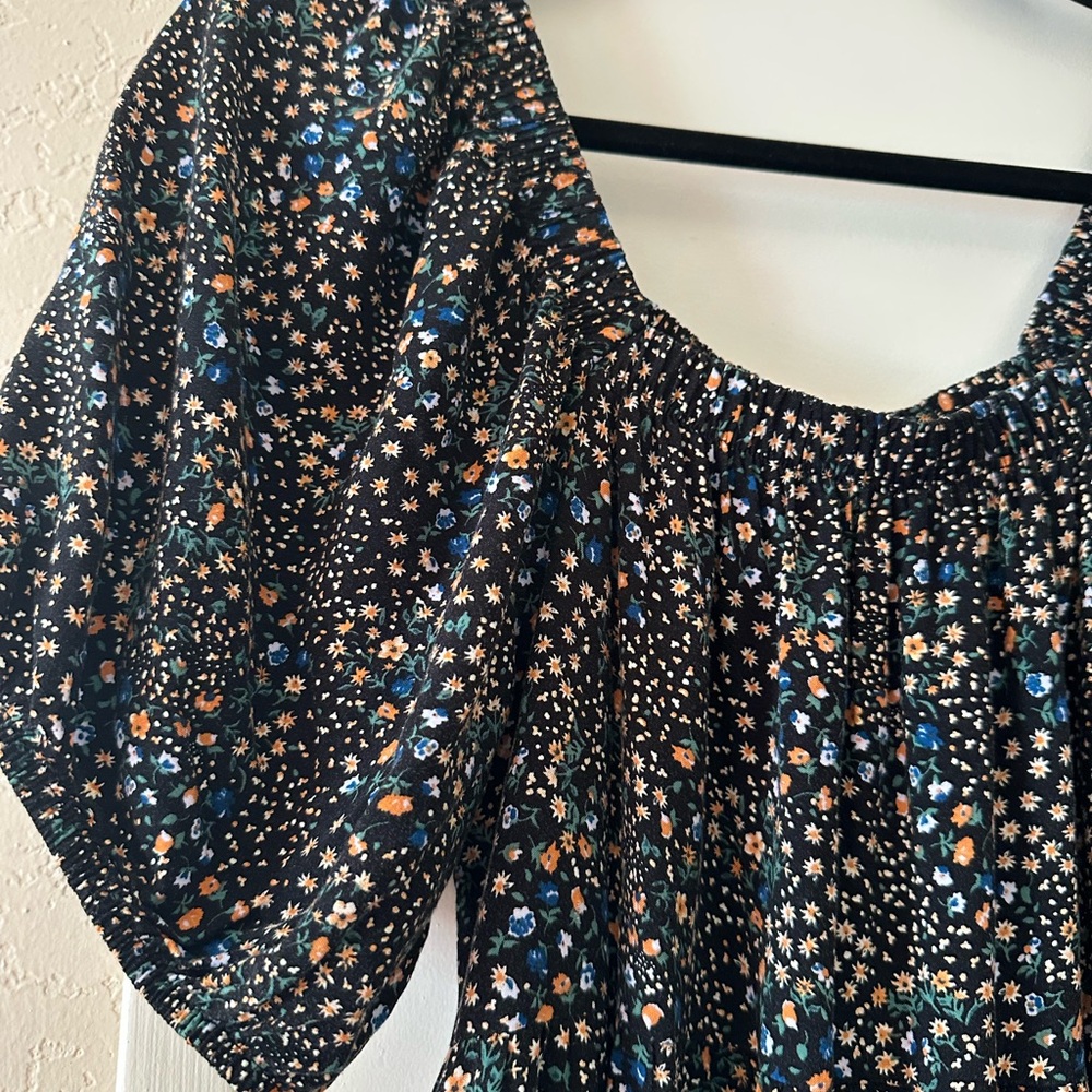 Women's Black Floral Puff-Sleeve Smocked Dress - Picture 3 of 8